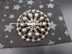 round rhinestone brooch a